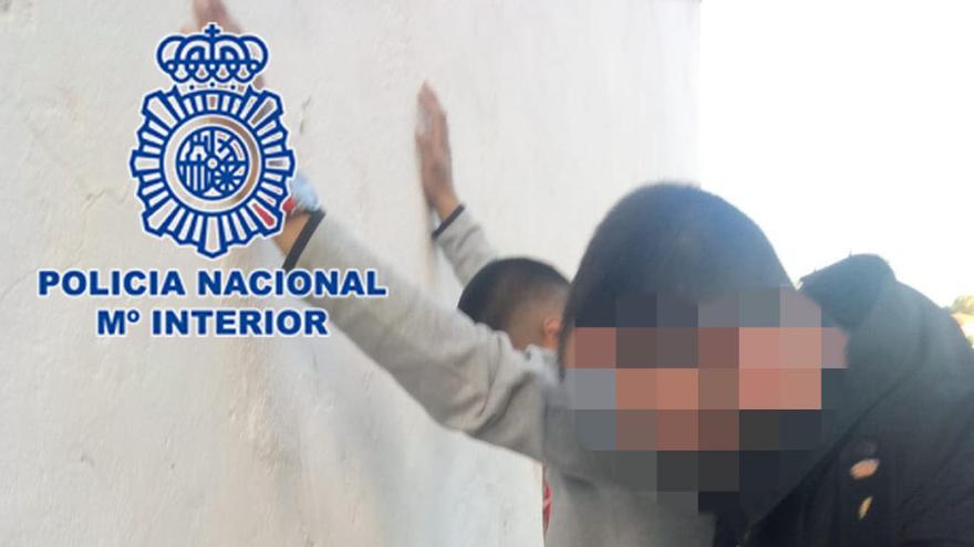 Los agentes cachean a los jóvenes.