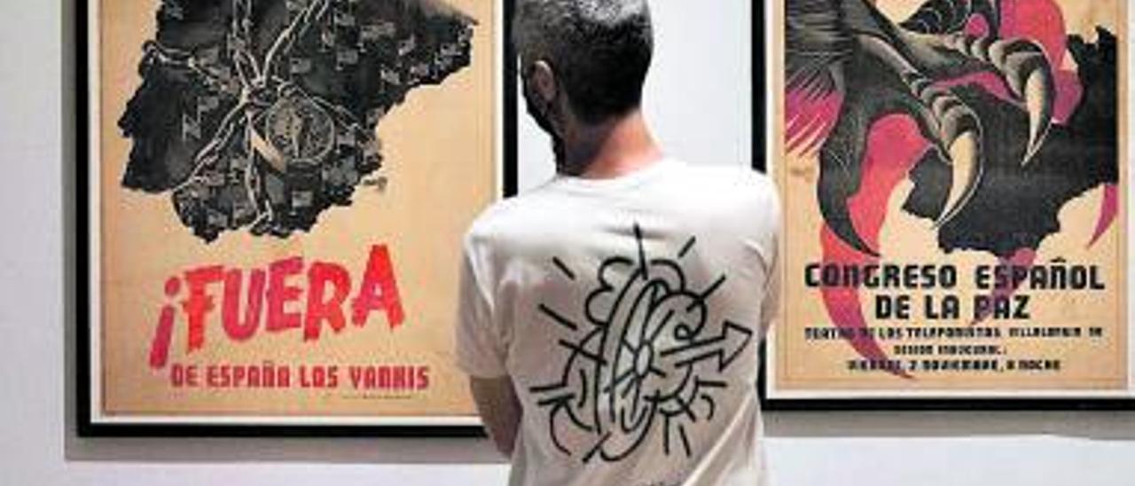 Distintos carteles propagandísticos políticos del artista valenciano Josep Renau, en la exposición «Els exilis de Renau». | GERMÁN CABALLERO