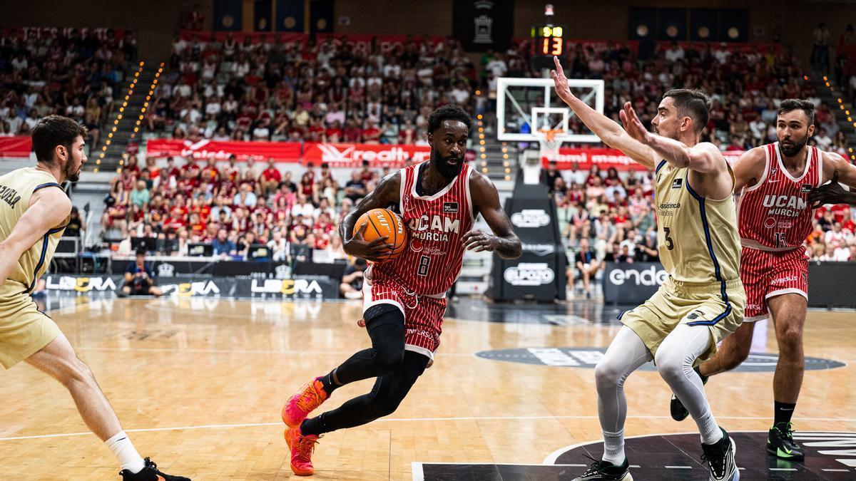 Howard Sant-Roos, del UCAM Murcia, durante un momento del partido ante el Barça.