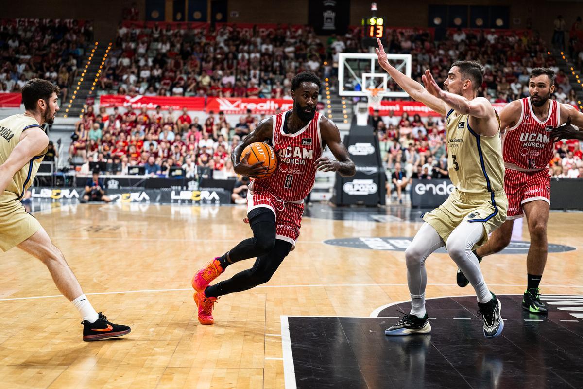 Howard Sant-Roos, del UCAM Murcia, durante un momento del partido ante el Barça.