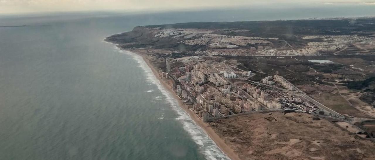 Vista aérea de la concentración de viviendas en Arenales del Sol. Al fondo, Gran Alacant.