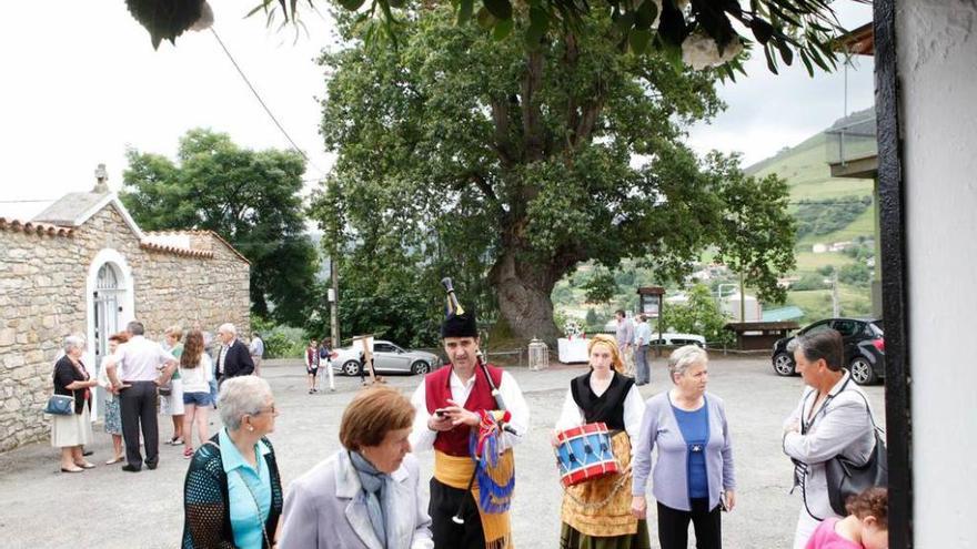 Los vecinos acuden a la misa en Lavandera.