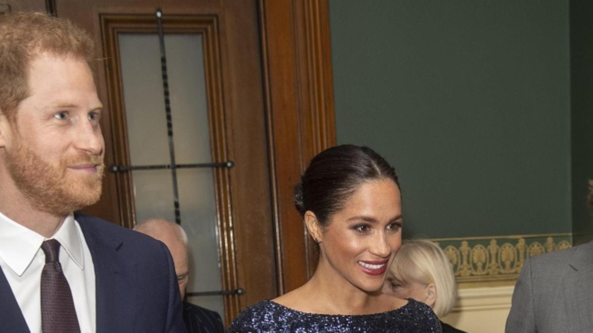 El príncipe Harry y Meghan Markle, vestida de Roland Mouret, en el Circo del Sol