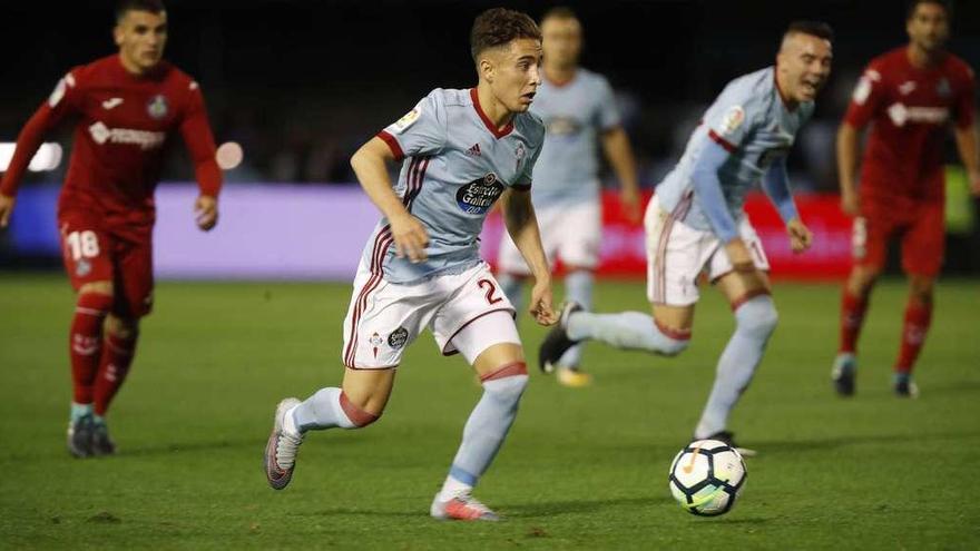 Emre Mor se lanza al ataque con Iago Aspas a su lado. // R. Grobas