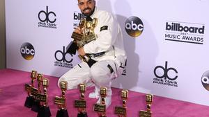 Drake posa con todos los premios obtenidos en la gala de los premios Billboard celebrada este domingo en Las Vegas (EEUU).