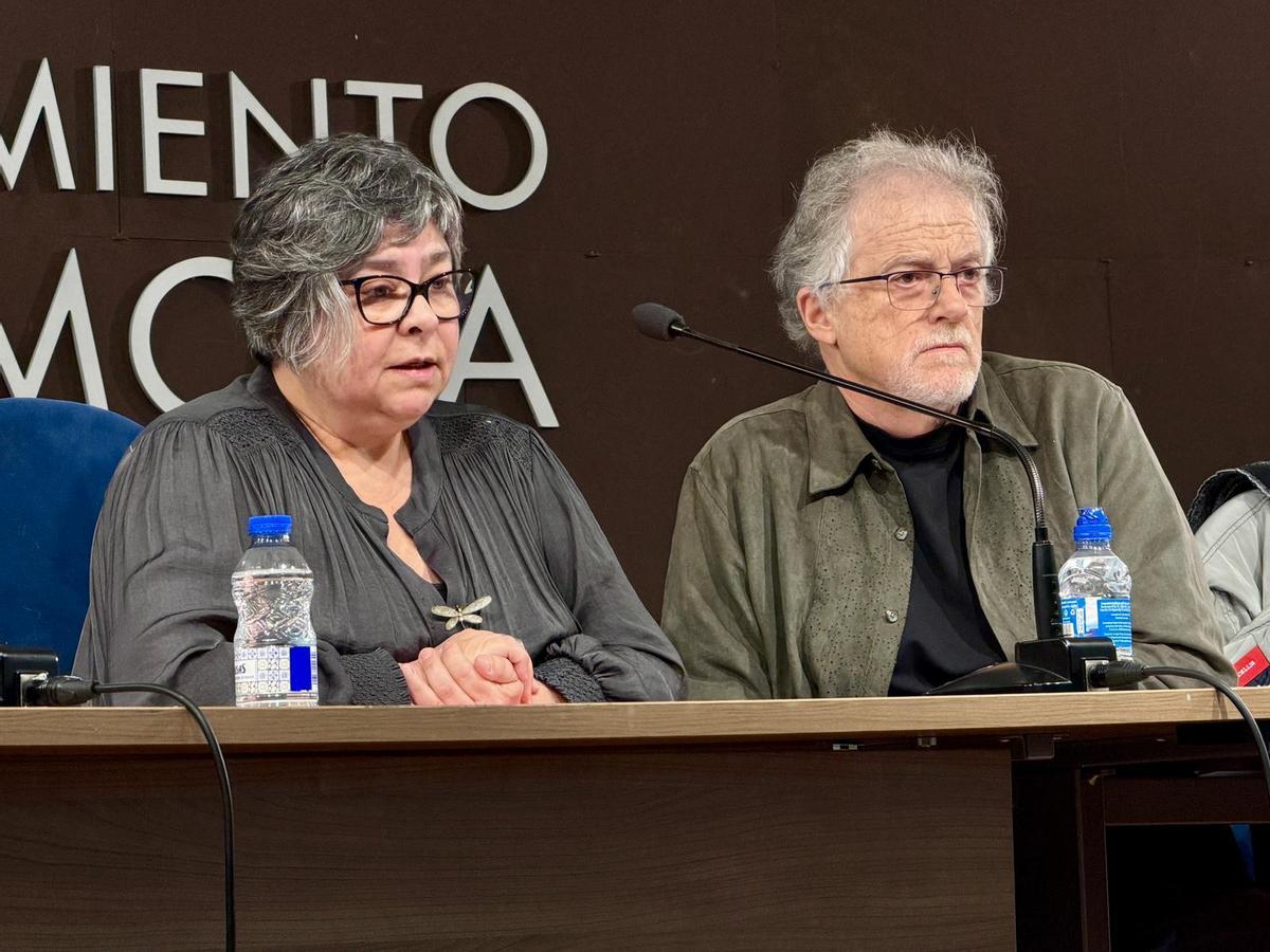 María Ballesteros y Fernando Pérez, médico de Salamanca jubilado, en el taller sobre Testamento Vital y Eutanasia de la Alhondiga.