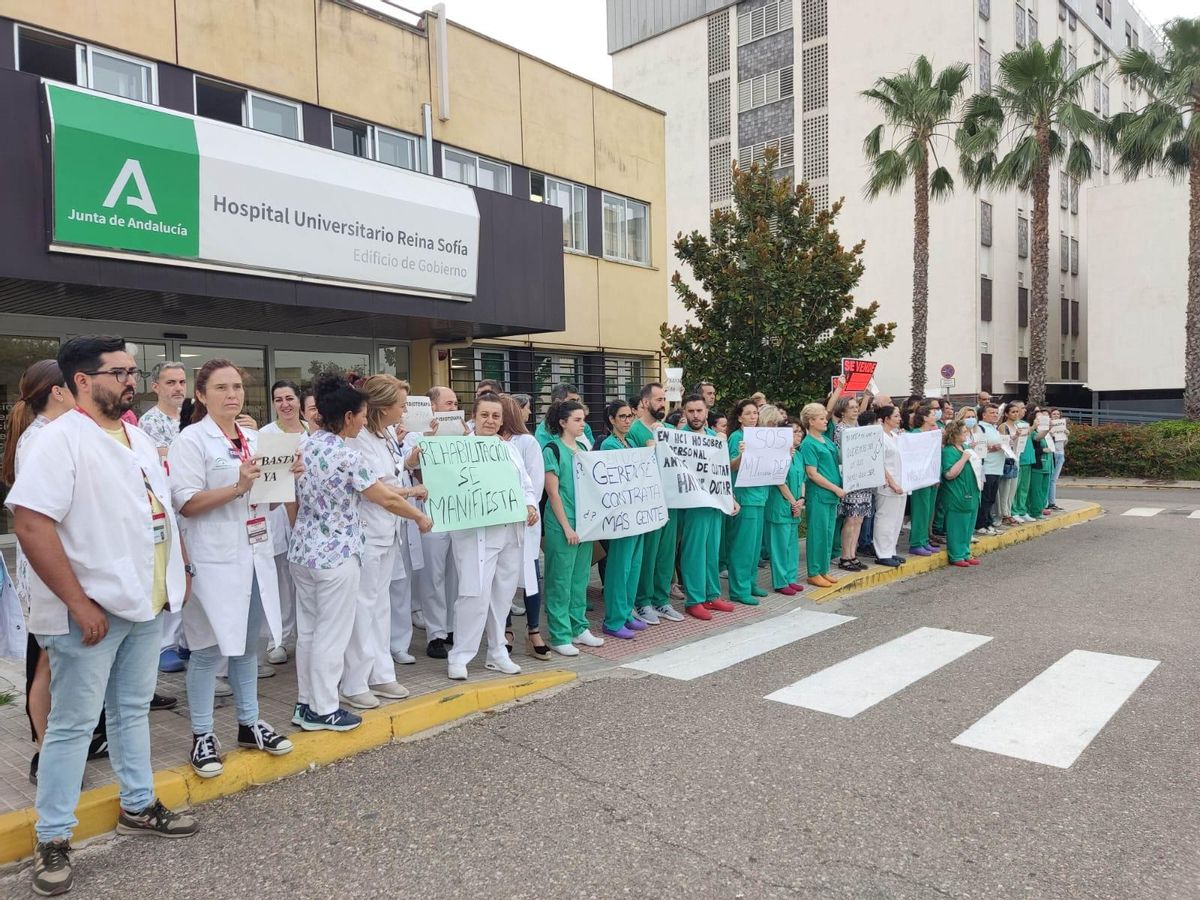 Concentración convocada por CCOO en el hospital Reina Sofía.