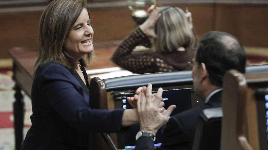 La ministra de Empleo, Fátima Báñez, charla en el Congreso con Mariano Rajoy.