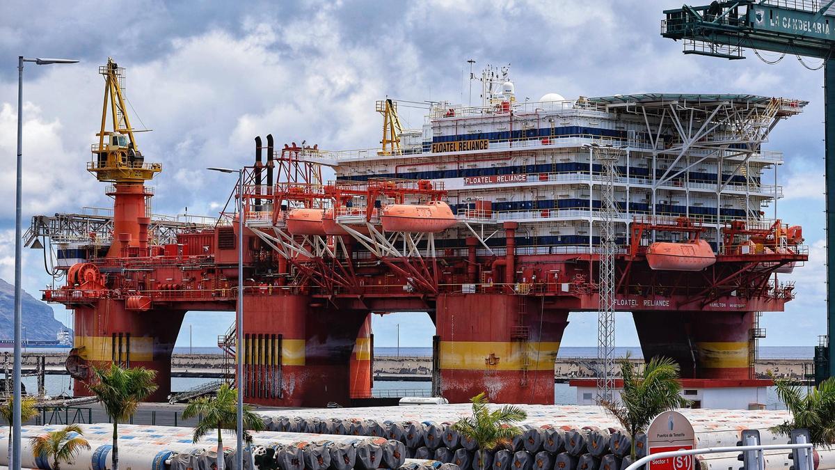 La plataforma hotel ‘Floatel Reliance’, de la compañía sueca Floatel Internacional, lleva atracada en el Puerto chicharrero desde 2016.