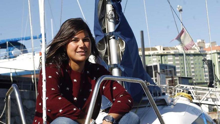 Laura Sarasola posa en un barco del Club Marítimo Oza O Puntal.