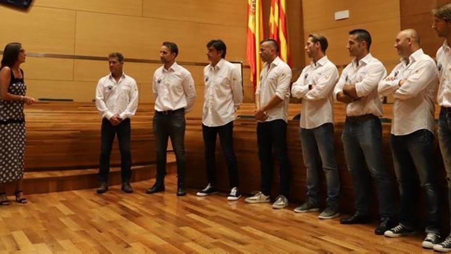 Gaspar y Amigó, con el equipo de rescate del parque de bomberos de Gandia.