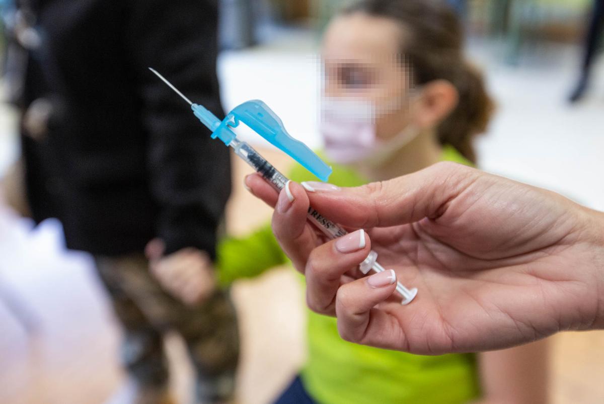 Arranca la vacunación de los niños de nueve a once años en colegios de Alicante