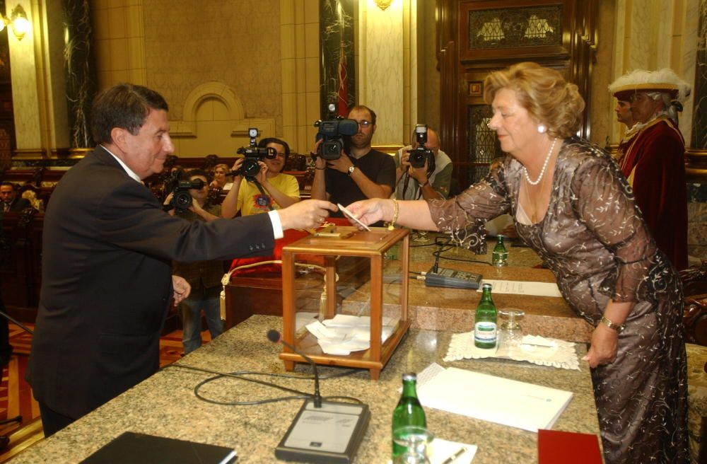 Francisco Vázquez entrega su voto a la presidenta de la mesa de edad, Pilar Valiño, durante la toma de posesión de la Corporación municipal en el año 2003.