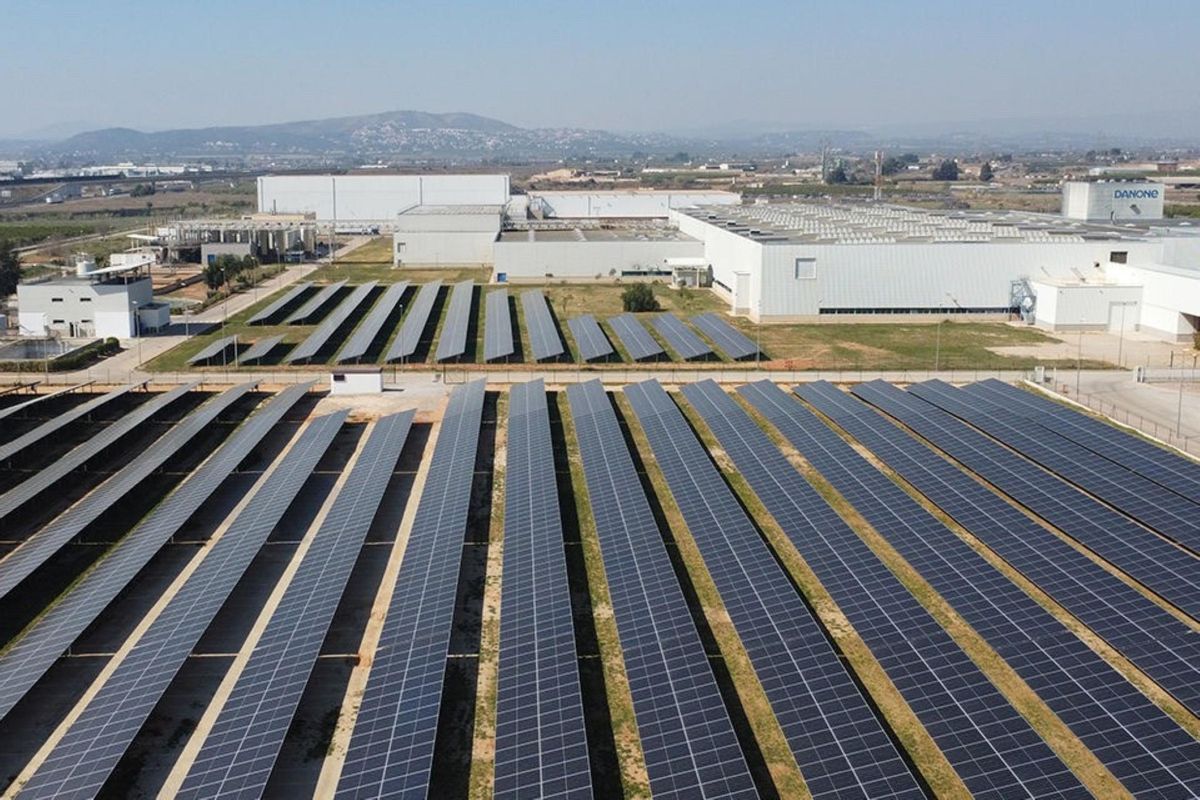 Danone inauguró en su planta valenciana de Aldaia la mayor instalación solar del grupo en Europa, capaz de cubrir el 20% de su demanda energética.
