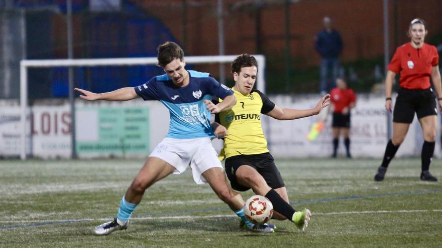 Un lance del derbi intercomarcal jugado ayer en el Hospitalillo agoladés. | Bernabé/Lucía Abeledo