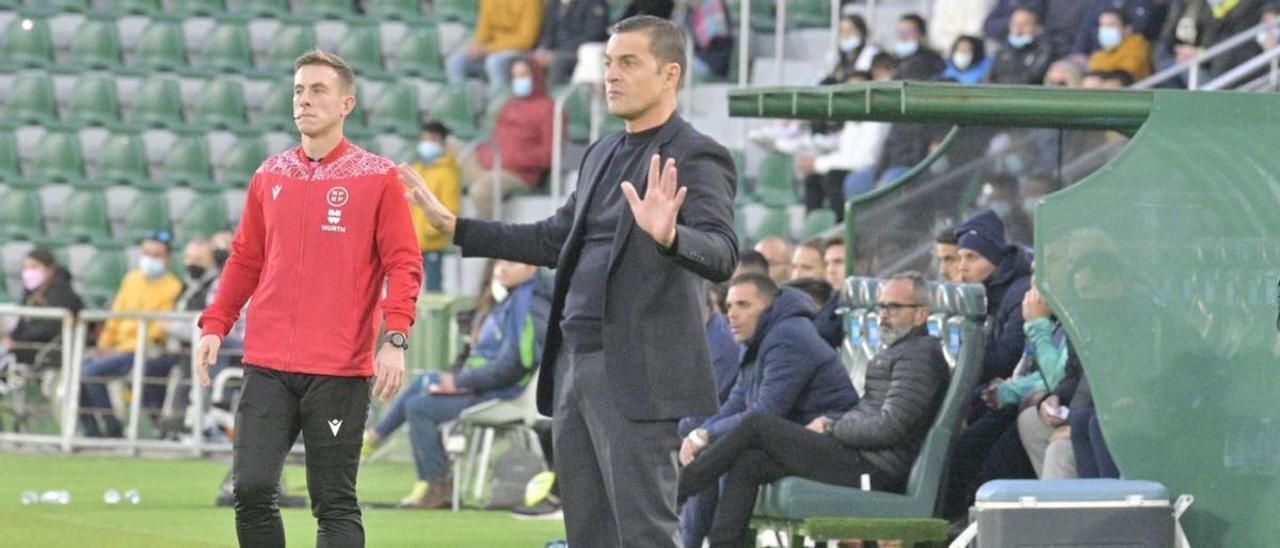 Francisco pidiendo tranquilidad a sus futbolistas durante el encuentro frente al Cádiz