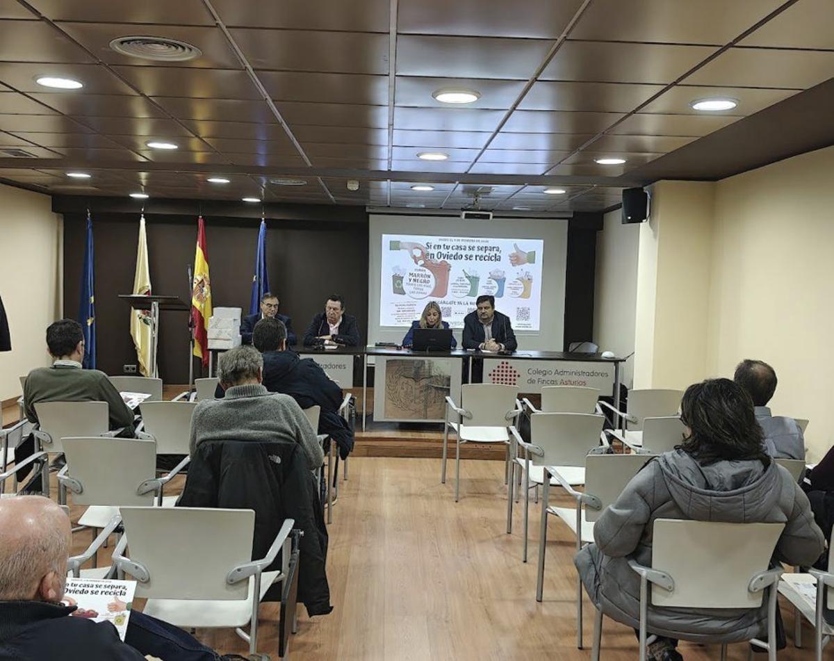 Concejal y responsables del Servicio de Limpieza de Oviedo explicando la nueva campaña a los administradores de fincas.| Cedida a Lne