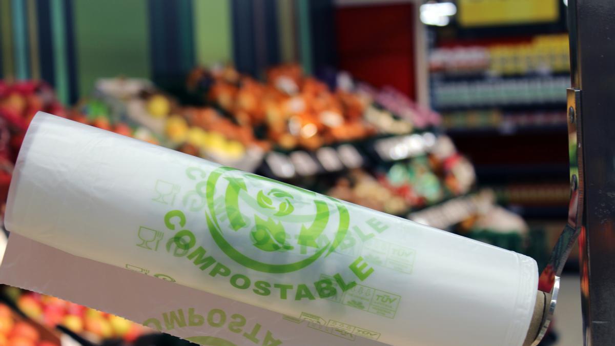 Vegalsa-Eroski ha extendido el uso de bolsas compostables, 100% biodegradables, en las secciones de frescos de toda su red comercial.