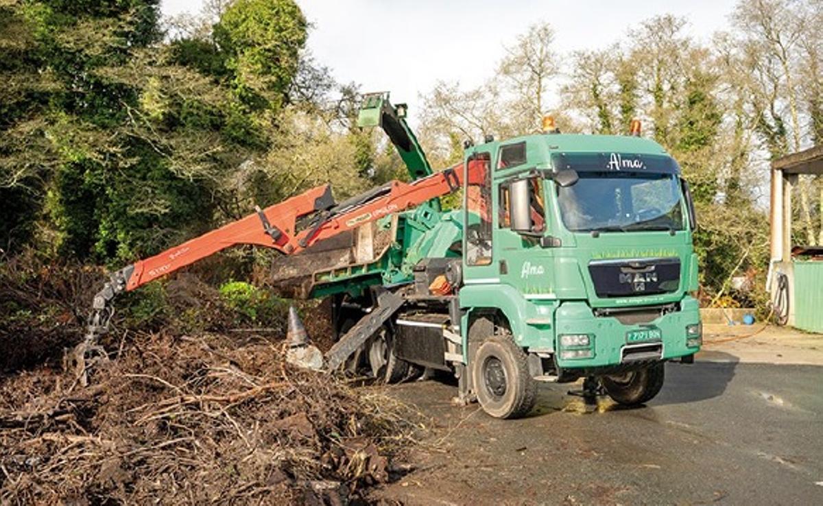 Vehículo empleado por el Concello de Oleiros en las labores de poda