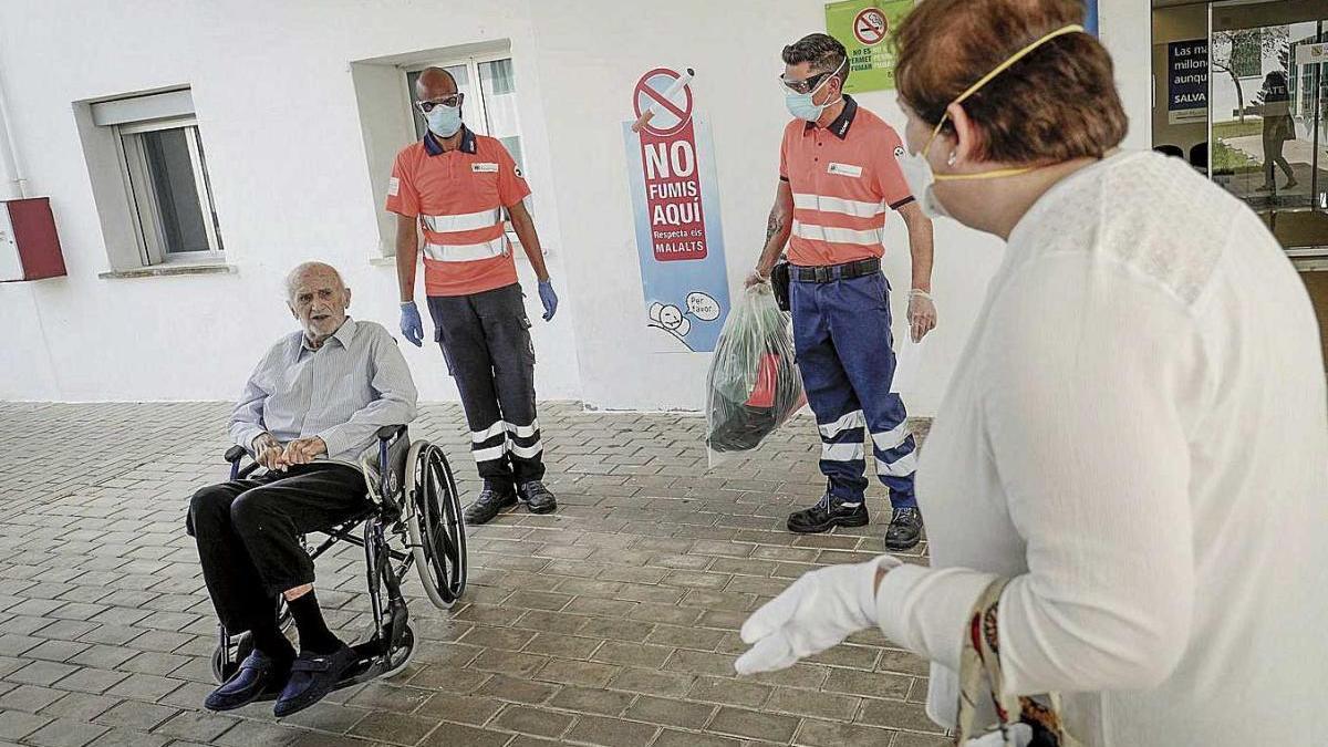 Pedro Oliver Ferrer, a punto de cumplir 95 aÃ±os, al salir del hospital Joan March el jueves.