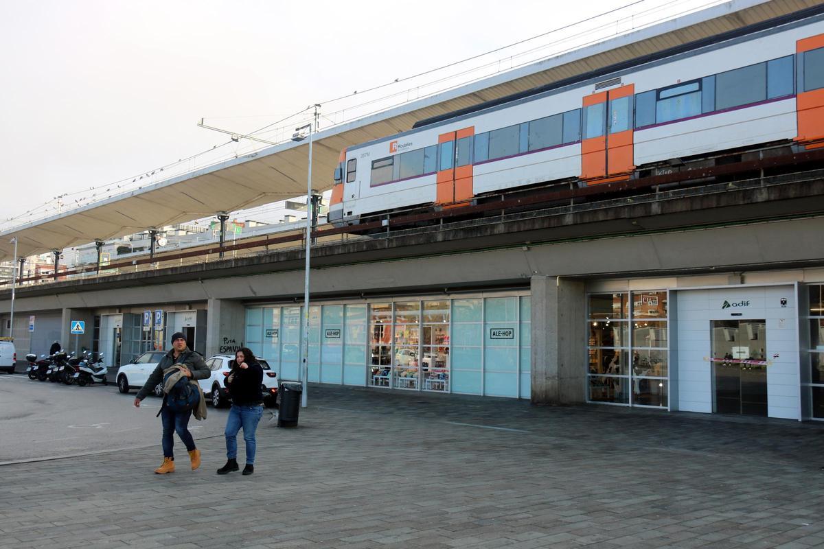 Les fotos de les estacions de tren i autobús de Girona durant l'aturada de Rodalies