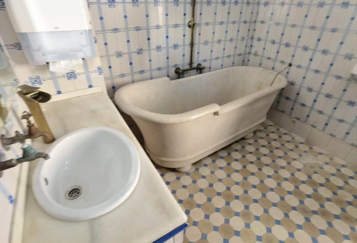 Pavimentos de Nolla y detalles de época, en los baños de la casa.