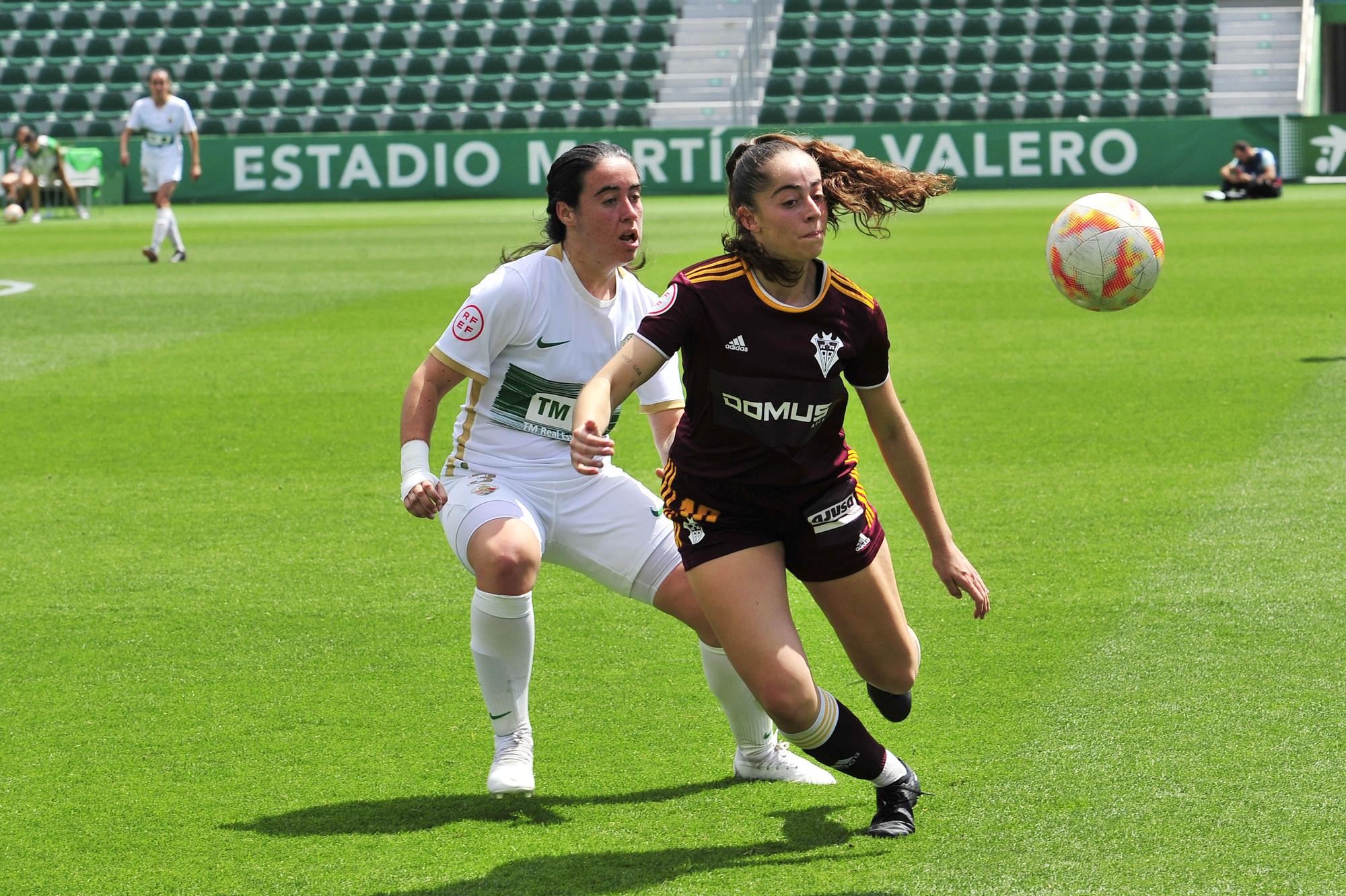 El Elche Femenino celebra su ascenso a Segunda RFEF jugando en el Martínez Valero