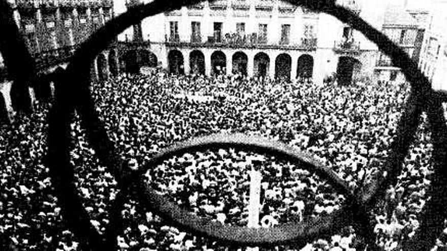 Concentración en la plaza Mayor celebrada el 24 de octubre de 1984, en protesta por la muerte de Raúl Losa.