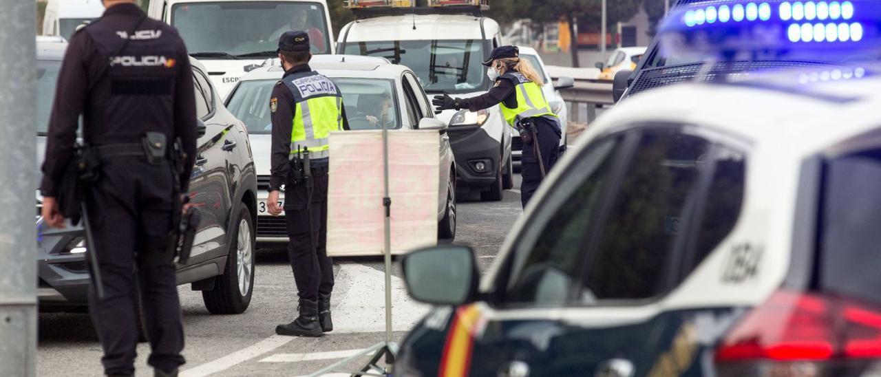 Un control policial a la entrada de Alicante, durante el cierre perimetral.  | ÁLEX DOMÍNGUEZ