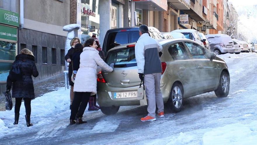 La nieve complica la circulación en algunas calles de Segovia.