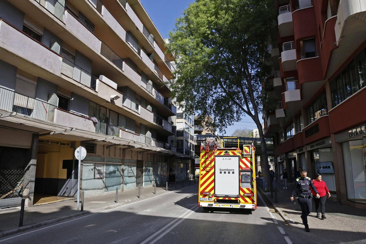 Girona. Ronda Ferran Puig 13-15. Nou incendi a l'edifici ocupat. Bombers. Mossos esquadra.