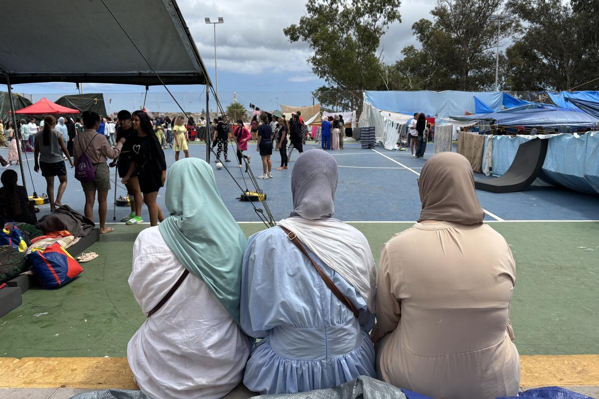 CEUTA, 21/08/2026.- Vista general de un asentamiento de niñas y mujeres del colegio Reina Sofía en el barrio del Príncipe, en Ceuta. Mujeres migrantes que están en el asentamiento habilitado en el campo de fútbol del colegio Reina Sofía, en el barrio del Príncipe de Ceuta, han pedido al Gobierno que les ayude con una solución porque han venido a España a tener un futuro mejor que el que les espera en Marruecos y han asegurado que "no vienen a hacer nada malo ni quieren causar problemas". EFE/ Laura Rincón