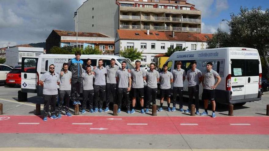 Parte de la plantilla del Frigoríficos del Morrazo junto a Nacho Moyano, ayer antes de partir hacia Cuenca. // Gonzalo Núñez