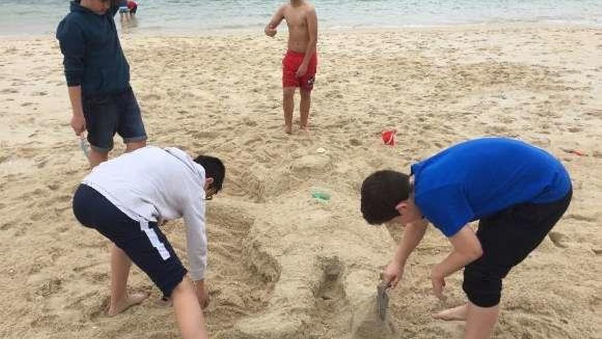 Los alumnos se trasladaron a Punta Moreiras y algunos jóvenes improvisaron esculturas de arena en la playa de As Pipas. // Muñiz