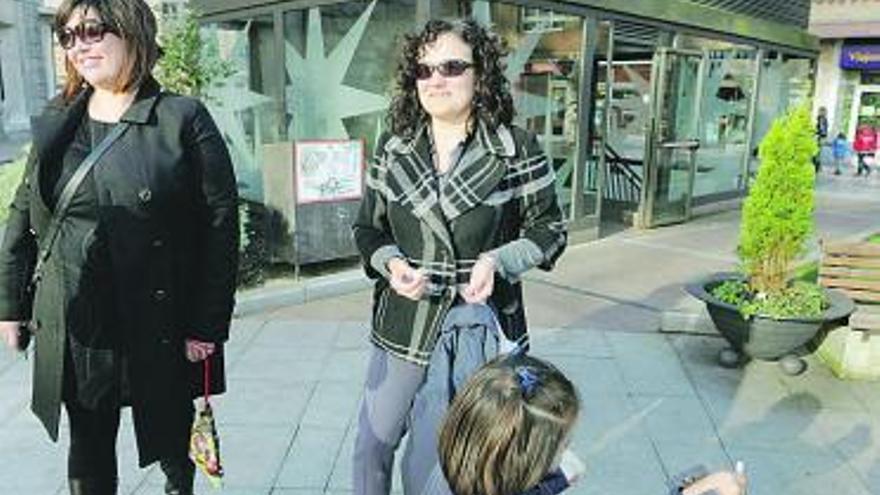 Por la izquierda, Mónica Fernández y Begoña Valdés, ayer, en Oviedo.