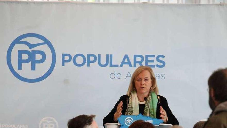 Mercedes Fernández, ayer, durante su intervención en la comida navideña del Partido Popular.