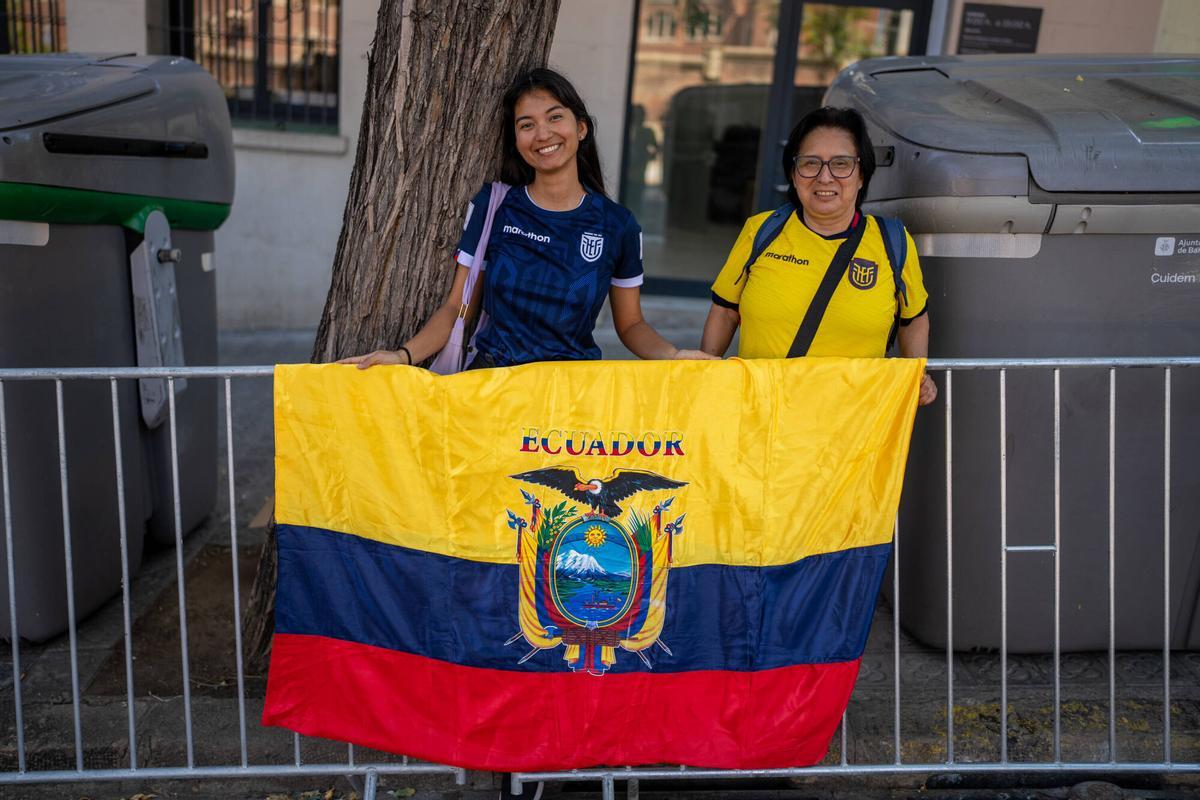 Pierina Reyes y Gisella Bustamante, ecuatorianas en Barcelona para ver el Tour.