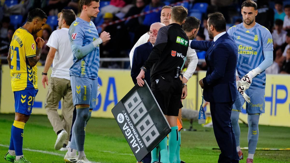 Churripi preparado para salir al verde tras la expulsión de Horkas, ante el Mirandés