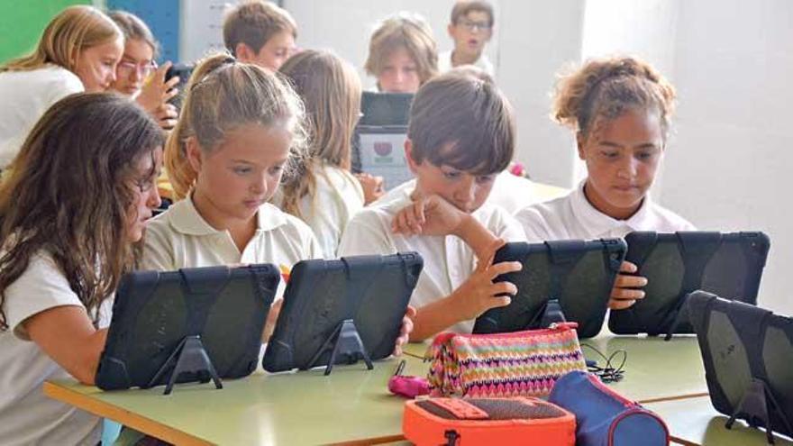 Estudiantes del colegio concertado Nostra Senyora de la Consolació de Alcúdia usando cada uno su Ipad durante una de las clases del pasado viernes.