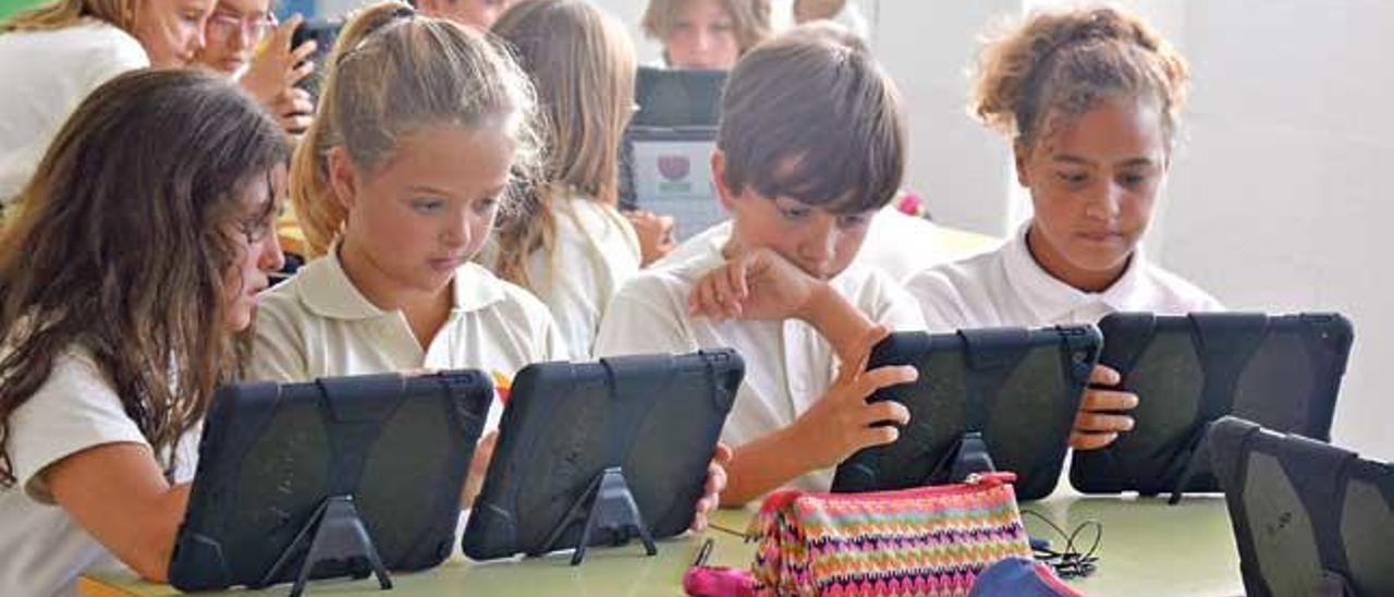 Estudiantes del colegio concertado Nostra Senyora de la Consolació de Alcúdia usando cada uno su Ipad durante una de las clases del pasado viernes.