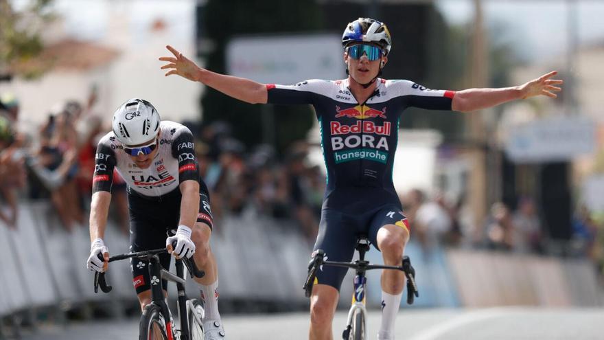 El belga Maxim Van Gils, del equipo Red Bull-BORA-hansgrohe, celebra la victoria