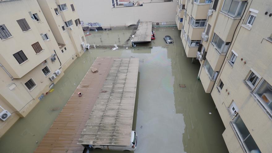 Los vecinos de un bloque de viviendas: &quot;Nos han avisado a las ocho de la mañana para que sacáramos los coches porque el aparcamiento se había inundado&quot;