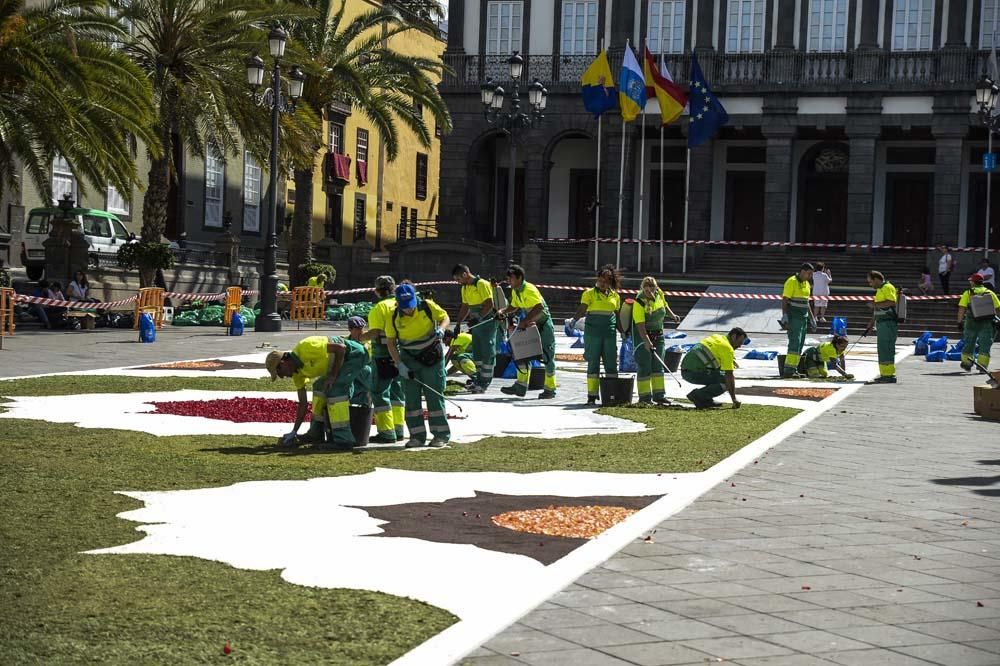 Preparación de las alfombras para el Corpus Christ