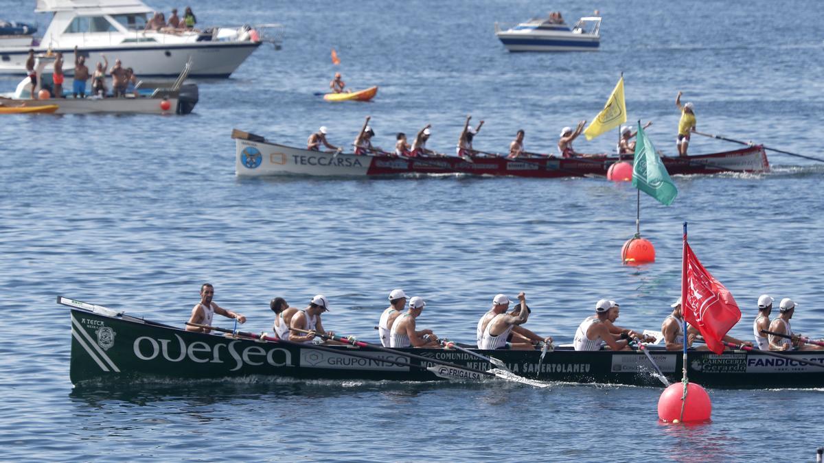 La tripulación de Bueu, al fondo, festeja su victoria en la manga de ayer.