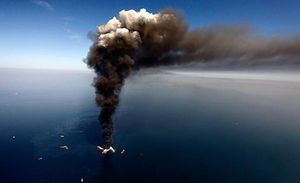 Tragèdia. Primeres imatges de l’enfonsament de la plataforma Deepwater Horizons de la British Petroleum.