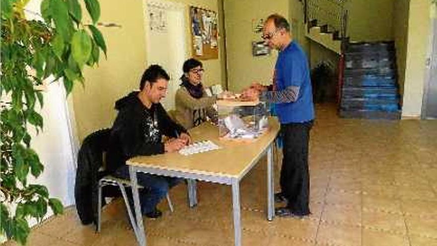 El jutge de Pau ahir al matí votant als baixos de l&#039;Ajuntament de Viladamat.