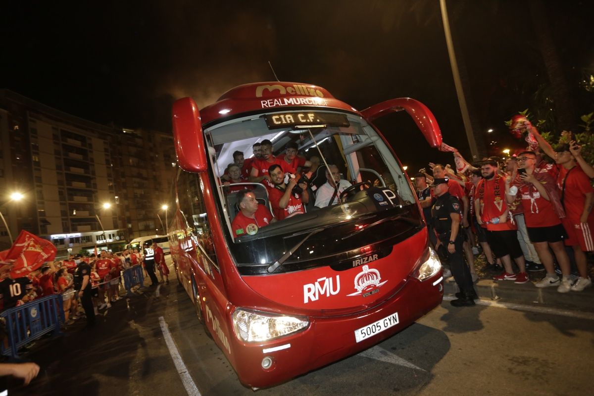 La Circular se llena para celebrar el ascenso del Real Murcia