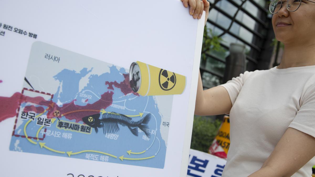 Protesta en Seul (Corea del Sur)  contra la decisión de Japón de verter agua radiactiva al Océno Pacífico.