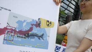 Protesta en Seúl contra el vertido de agua radiactiva al Océano Pacífico por parte de Japón.