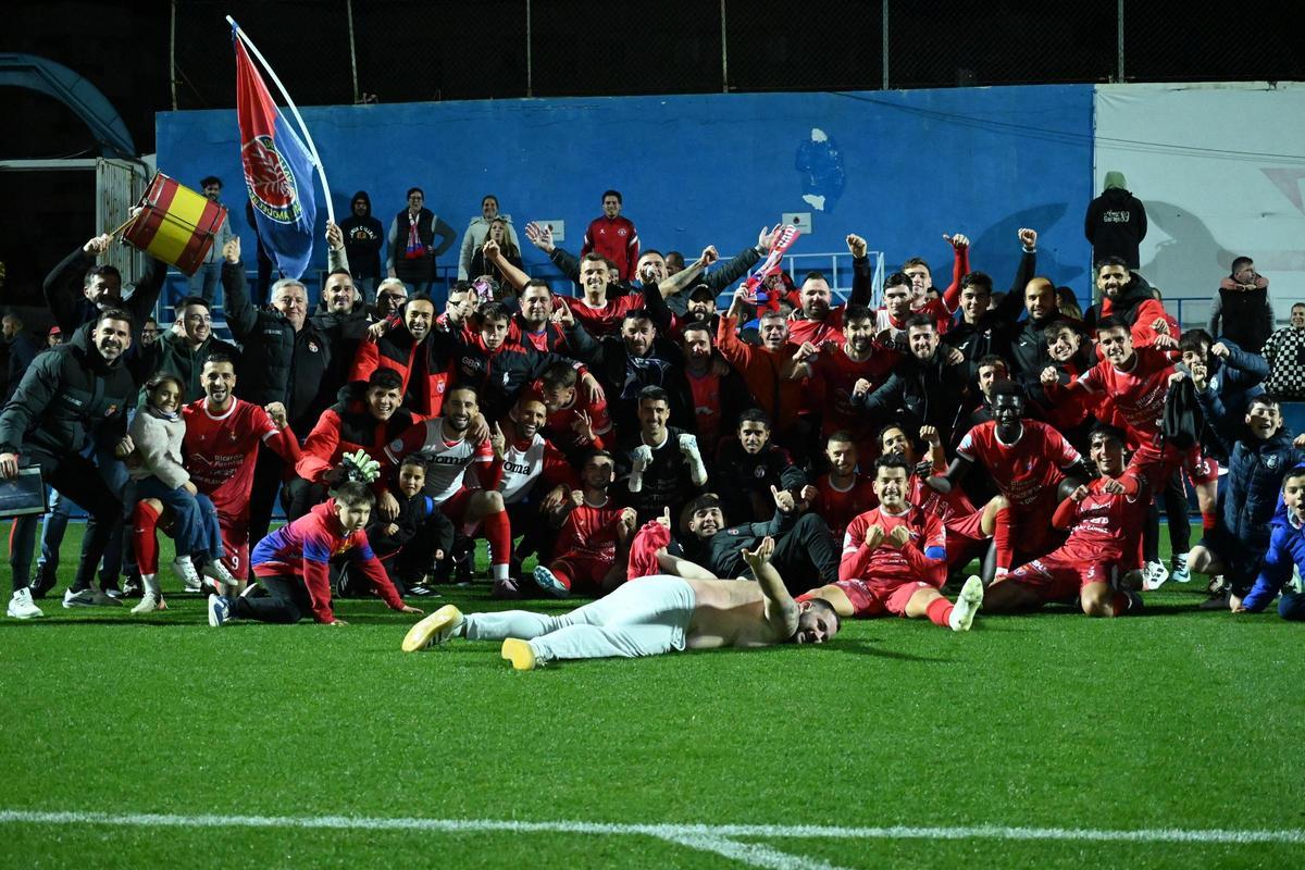 La Deportiva Minera celebra la victoria con la afición desplazada